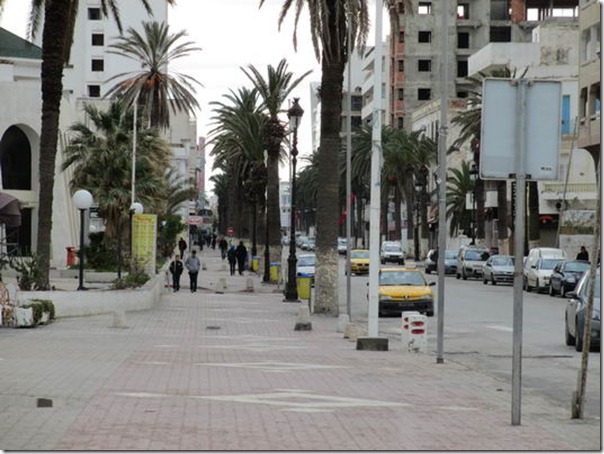 На улицах Туниса не многолюдно
