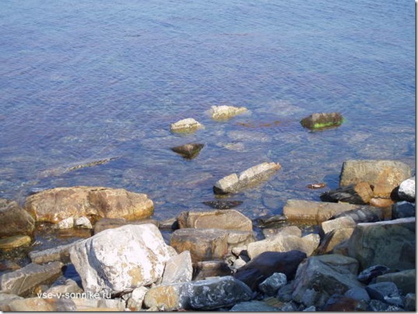 Большие камни в море
